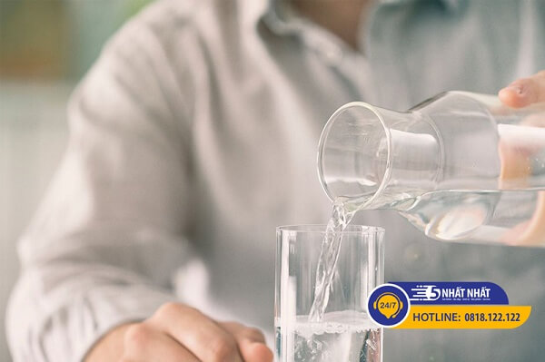 uống nước hạn chế đau bụng sau uống rượu
