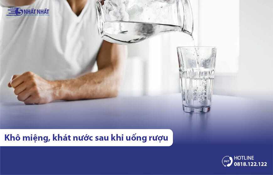 Tại sao sau khi uống rượu hay bị khô miệng, khát nước?