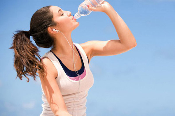 Uống đủ nước giúp ngăn ngừa nóng gan nổi mề đay