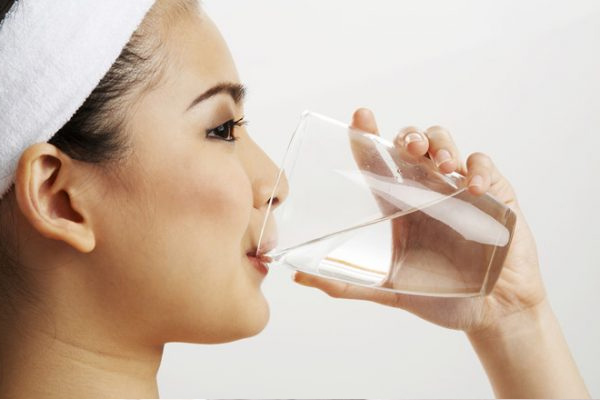 Uống đủ nước là cách giải độc gan an toàn