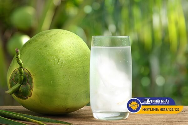 uống nước dừa giải rượu sau thời điểm ngủ dậy