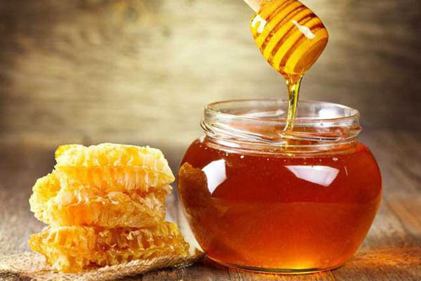 Dùng mật ong - Mẹo dân gian trị nhiệt miệng ở môi 