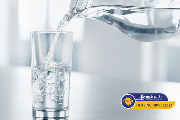 uống nhiều nước tránh nhức đầu khi say