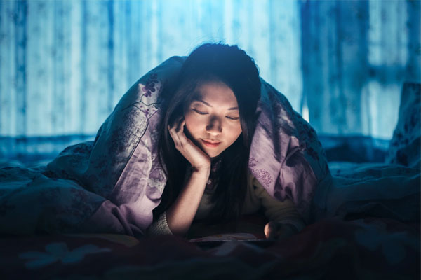 Thường xuyên thức quá khuya, sinh hoạt không điều độ gây ảnh hưởng không tốt đến sức khỏe gan
