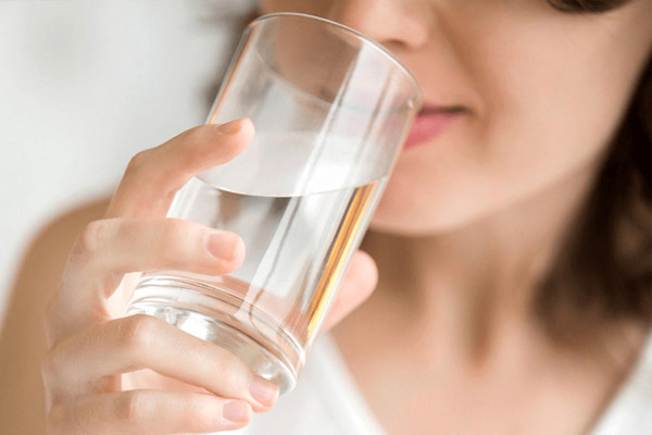 Uống nhiều nước hỗ trợ hiệu quả chữa dị ứng do gan tại nhà