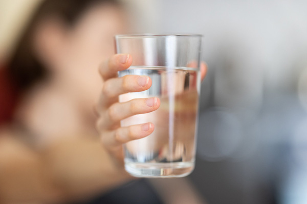 Uống nhiều nước giảm triệu chứng khó chịu tiền mãn kinh