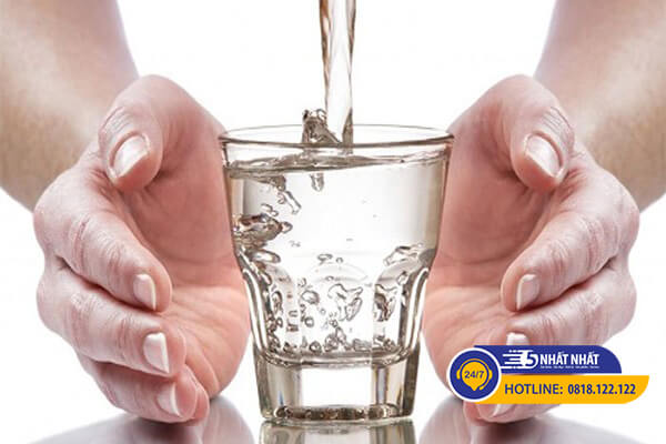 Uống nước lọc xen kẽ trong khi uống rượu