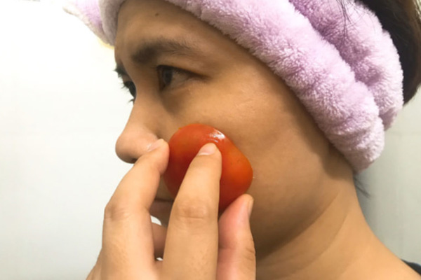 Chà cà chua lên mặt để trị mụn