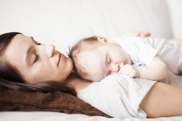 Nghỉ ngơi, ngủ đủ giấc giúp mẹ cân bằng nội tiết tố sau sinh