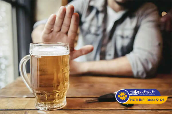 Hạn chế hoặc ngưng hoàn toàn việc uống bia rượu để tránh biến chứng của trĩ