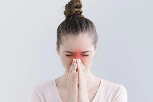Viêm xoang cũng gây triệu chứng nghẹt mũi ù tai