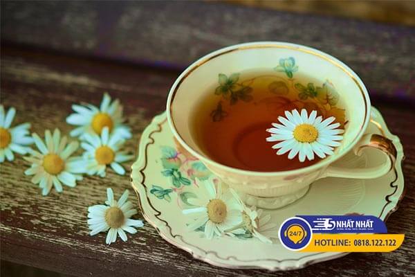 Uống trà hoa cúc để giảm triệu chứng ngứa, nốt mề đay vào đêm