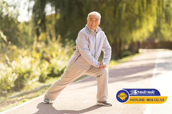 Động tác thể dục trị đau khớp gối ở người cao tuổi