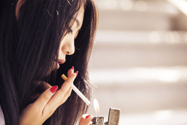 Hút thuốc lá là nguyên nhân xuất phát từ lối sống gây mãn kinh sớm
