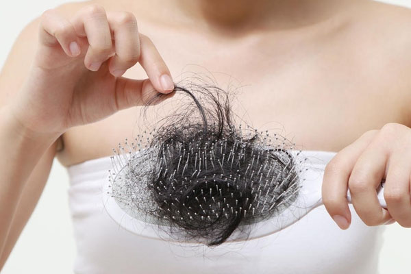 Mãn kinh sớm khiến tóc mất sắc tố, rụng tóc nhiều