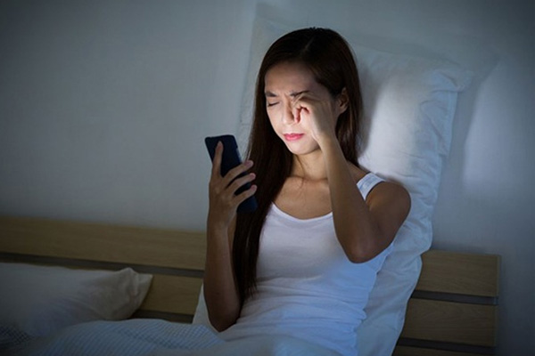 Thức khuya thường xuyên là thói quen xấu, gây khô hạn sớm ở tuổi 20
