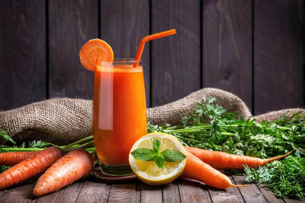 Nước ép cà rốt chứa nhiều vitamin A tác dụng chữa và giảm mụn nội tiết hiệu quả