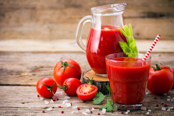 Nước ép cà chua giảm mụn nội tiết