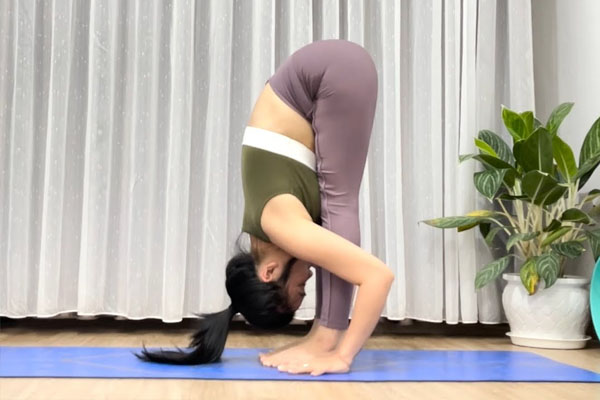 Yoga thải độc ruột với tư thế Uttanasana