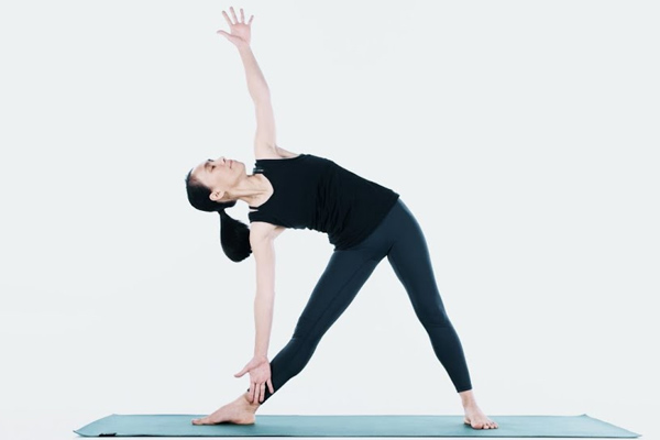 Detox Yoga - Tư thế tam giác Trikonasana