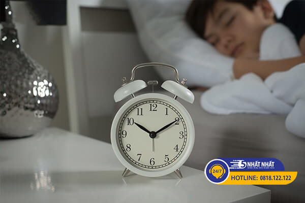 đi ngủ đúng giờ là cách chữa mất ngủ cho người trẻ tốt