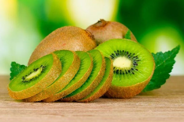 Kiwi giúp chữa trị nhanh tình trạng táo bón nhờ có nhiều chất xơ và enzyme actinidine