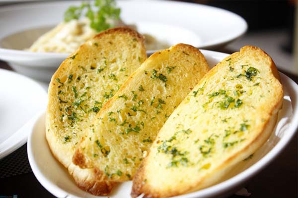 Sốt tỏi bơ ăn kèm bánh mỳ tác dụng giảm nghẹt mũi