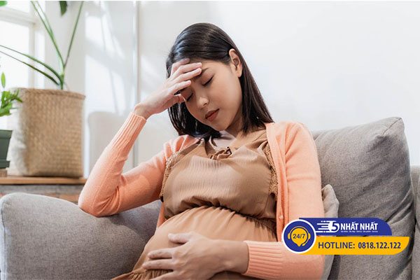 Bà bầu đau đầu trong 3 tháng đầu thường là do nội tiết tố thay đổi