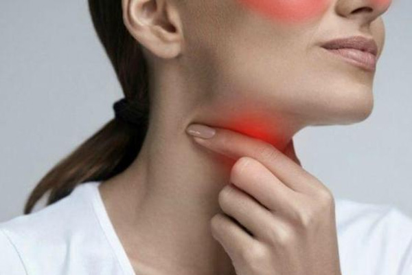 Đau họng, mất tiếng là một trong những triệu chứng khi mắc bệnh viêm xoang hàm