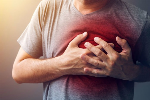 Tăng lipid máu (mỡ máu) có thể gây ra các biến chứng về tim mạch với những biểu hiện như tức ngực, khó thở, tim đập nhanh...