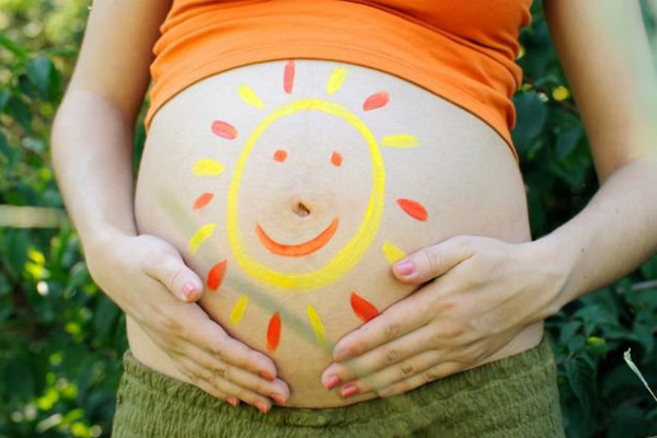 Sử dụng kem chống nắngchống tia UVA và UVB có thành phần an toàn cho mẹ bầu