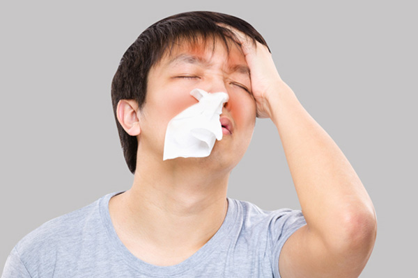 Viêm mũi họng xuất tiết nếu để bệnh kéo dài không điều trị có thể chuyển sang nhiều biến chứng nguy hiểm về tai, mắt, đường hô hấp...