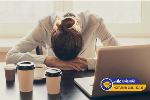 Căng thẳng do làm việc quá sức có thể khiến bạn bị đau đầu và buồn ngủ