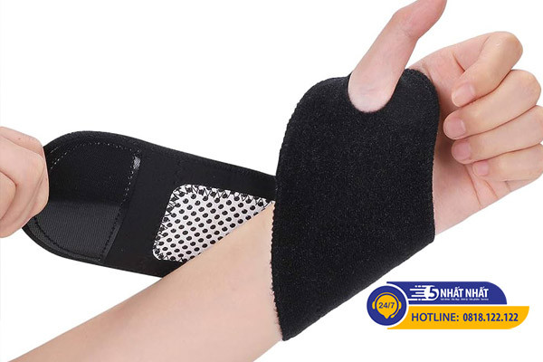 đeo nẹp giảm đau cổ tay tại nhà