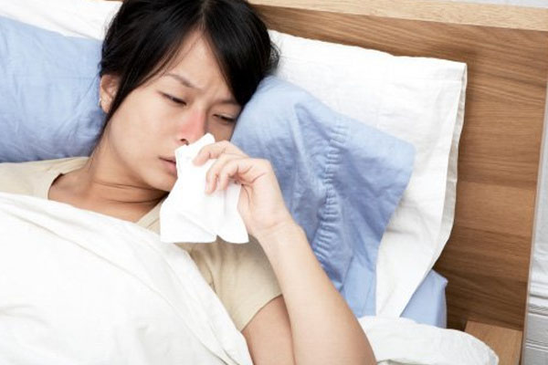 Viêm mũi dị ứng khiến bạn bị sổ mũi đau họng, liên tục hắt xì hơi...