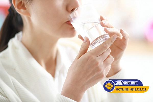 Uống nước lọc để giảm đau đầu khi ăn xong