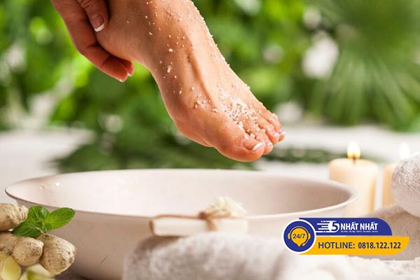 trị mồ hôi tay chân bằng muối gừng