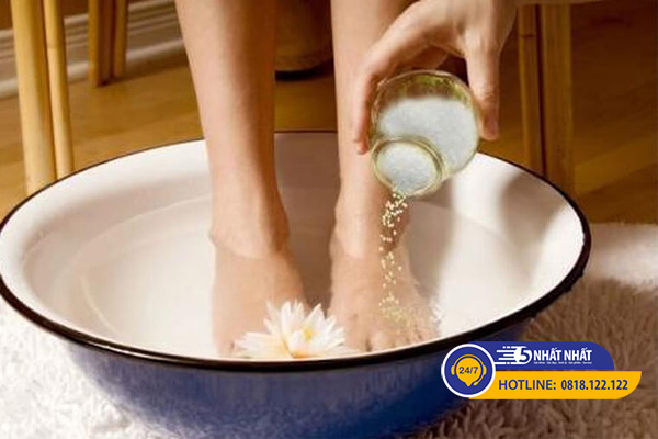 trị đổ mồ hôi tay chân với muối