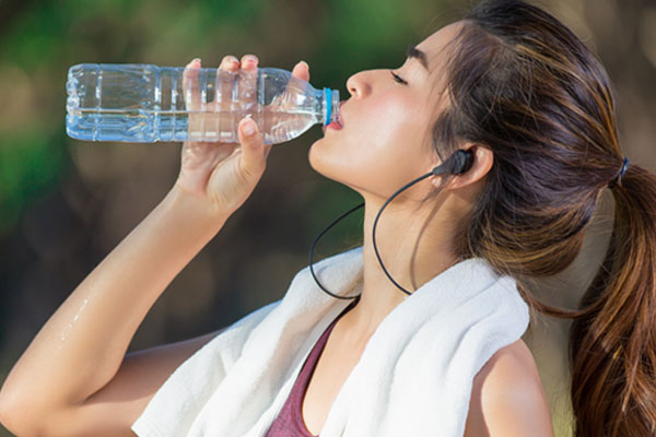 Uống đủ nước mỗi ngày giúp hết nóng trong người 