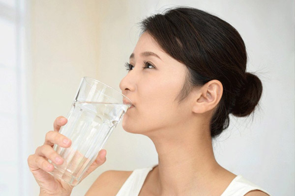 Uống đủ nước mỗi ngày hỗ trợ cải thiện chức năng gan kém