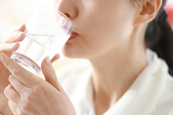 Uống nhiều nước cải thiện tình trạng khô mũi, ngứa mũi