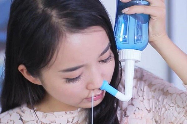 Vệ sinh mũi trị ngứa mũi với nước muối sinh lý