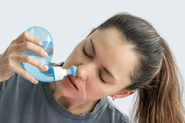 Rửa mũi bằng nước muối sinh lý khắc phục tình trạng nước mũi dính đặc như keo