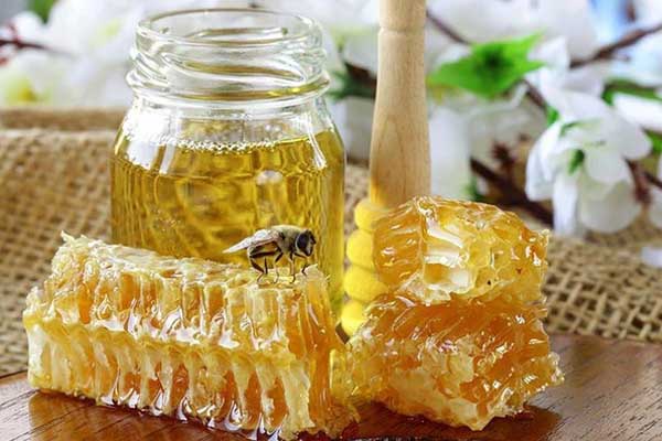 Pha 1,2 thìa mật ong với khoảng 100ml nước ấm để uống thanh lọc máu tự nhiên