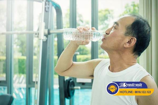 thiếu nước gây chóng mặt khi cúi xuống
