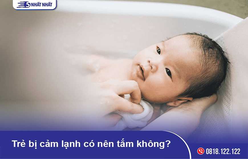 Trẻ bị cảm lạnh có nên tắm không?